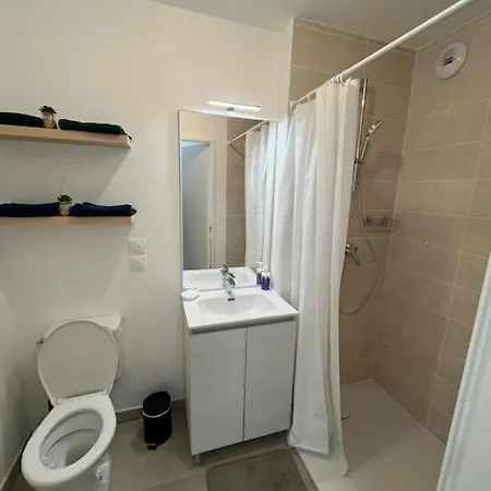 Appartement Cosy A Bron Exterior photo