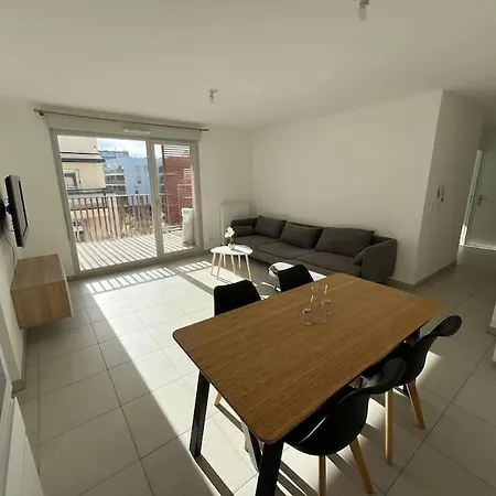 Appartement Cosy A Bron Exterior photo