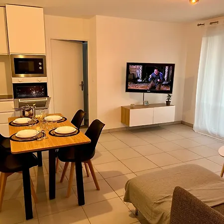 Appartement Cosy A Bron Exterior photo